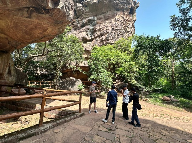 Bhimbetka rock shelters Cameron giving an interview